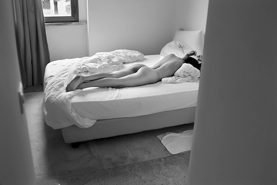 900x600, 214 Kb / ч/б, окно, кровать, занавес, брюнетка