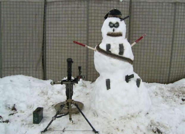 622x450, 43 Kb / снеговик, патроны, пулемет