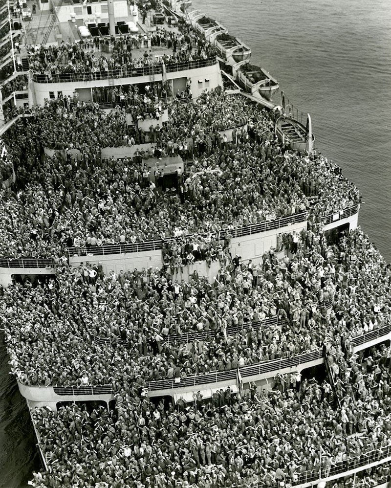 800x998, 334 Kb / корабль, толпа, люди, лайнер, ч/б