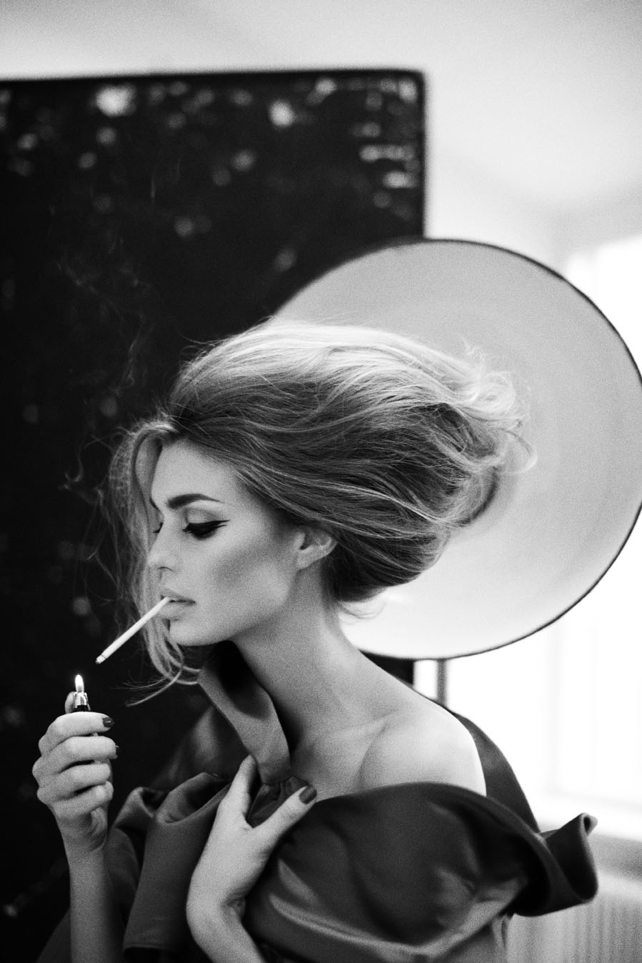 899x1348, 138 Kb / catrin cleason, сигарета, зажигалка, курит, волосы, ч/б