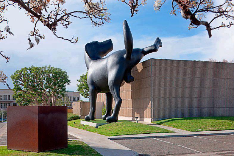 786x524, 88 Kb / собака, статуя, памятник, монумент, стена, яйца