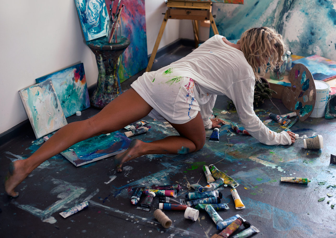 1400x991, 333 Kb / краски, грязная, художница