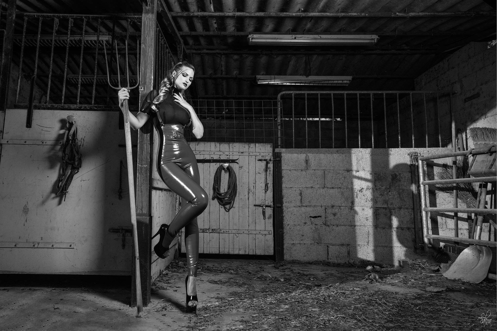 2048x1365, 385 Kb / конюшня, вилы, кожа, латекс,  Sister Sinister