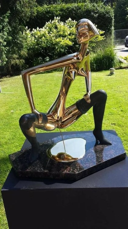 422x750, 88 Kb / статуэтка, золотая, писает, трава, кусты