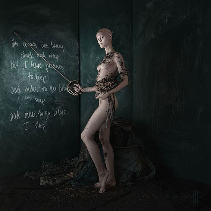 700x700, 66 Kb / стены, шпага, голая, фрик