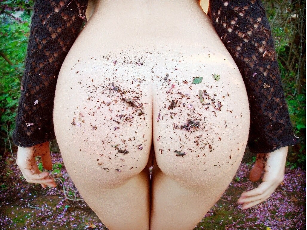 1028x772, 385 Kb / задница, мульча, листочек