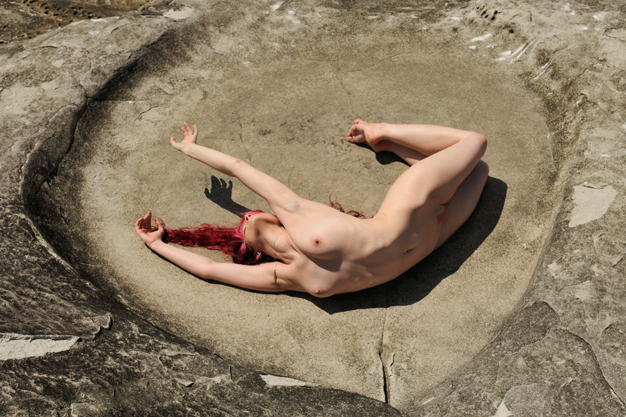 900x600, 323 Kb / камень, лакуна, кратер, изгиб, красная, andre_j