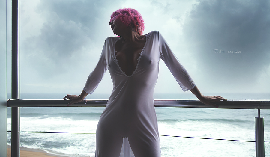 900x524, 256 Kb / розовые волосы, каре, Фиона, перила, океан, море, волны, пляж