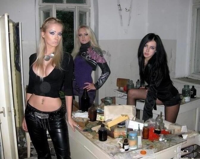 672x536, 60 Kb / секси, трое, стол, своя атмосфера