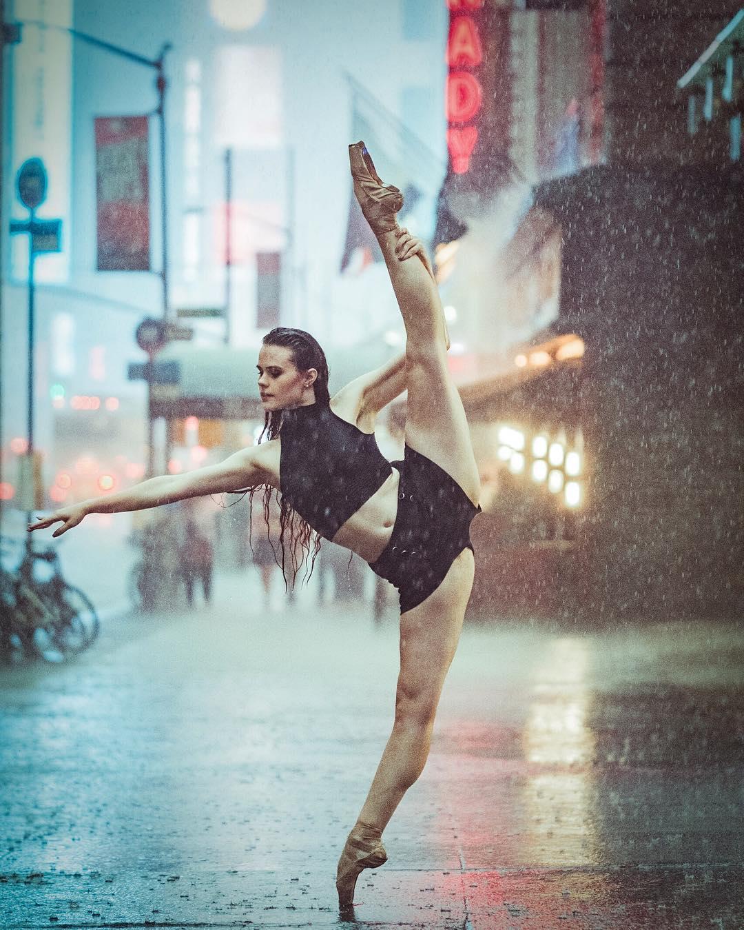 1080x1349, 223 Kb / балерина, пуанты, дождь, улица