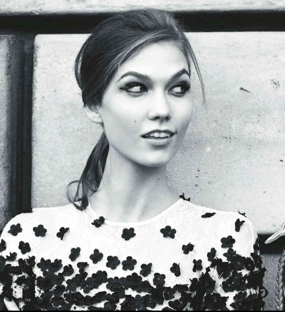 960x1052, 176 Kb / ч/б, цветы, взгляд, Карли Клосс