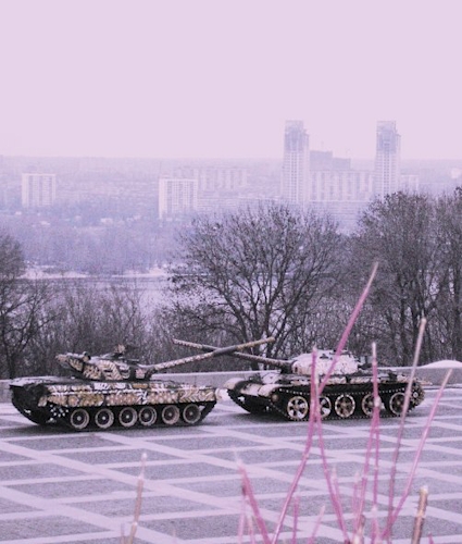 425x500, 145 Kb / весна, любовь, танки