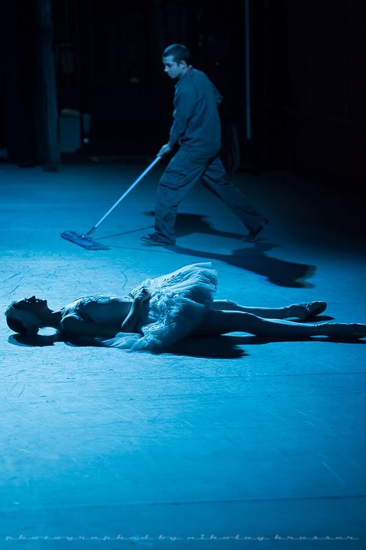 532x800, 41 Kb / сцена, балерина, уборщик, швабра