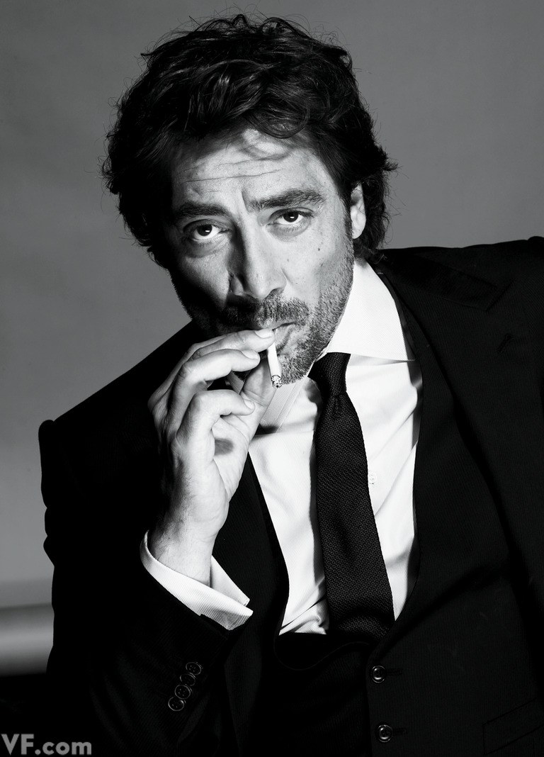768x1068, 126 Kb / хавьер бардем, сигарета, костюм, галстук, ч/б