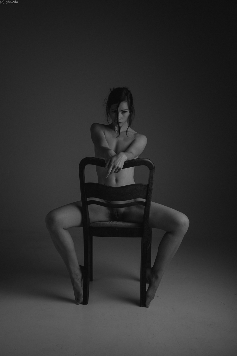 801x1200, 192 Kb / ч/б, пучок, брюнетка, стул