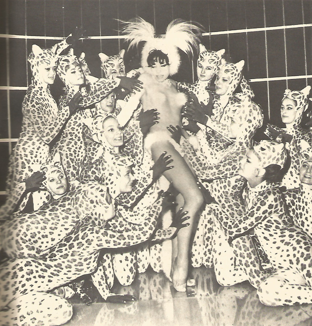 1024x1069, 495 Kb / девки, клетка, ч/б