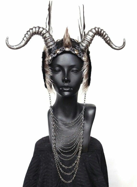 570x778, 48 Kb / бюст, столик, рога, перья