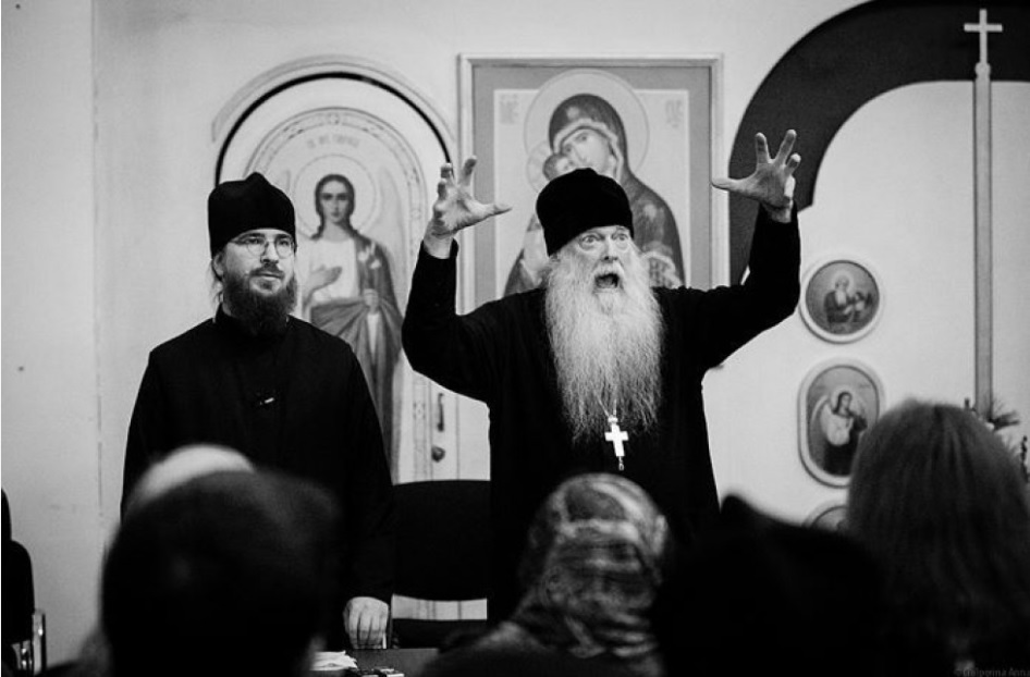 946x622, 102 Kb / попы, ч/б, мракобесие