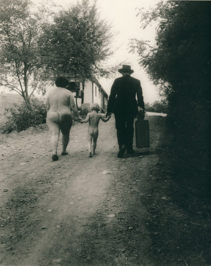 814x1024, 298 Kb / чемодан, ч/б, дорога, семья, ребенок, толстуха