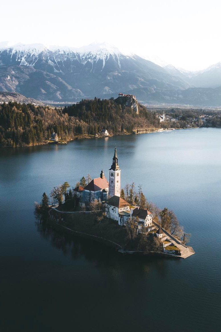 775x1162, 368 Kb / горы, озеро, остров