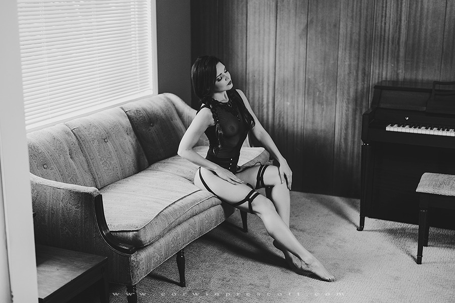 900x600, 155 Kb / ч/б, корсет, диван, пианино