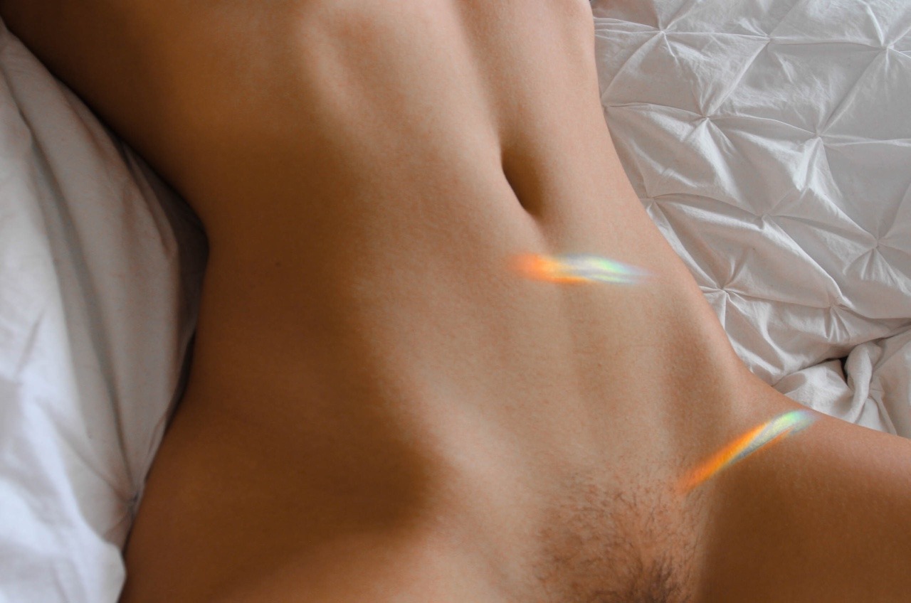 1280x848, 158 Kb / блики, голая, постель, пупок