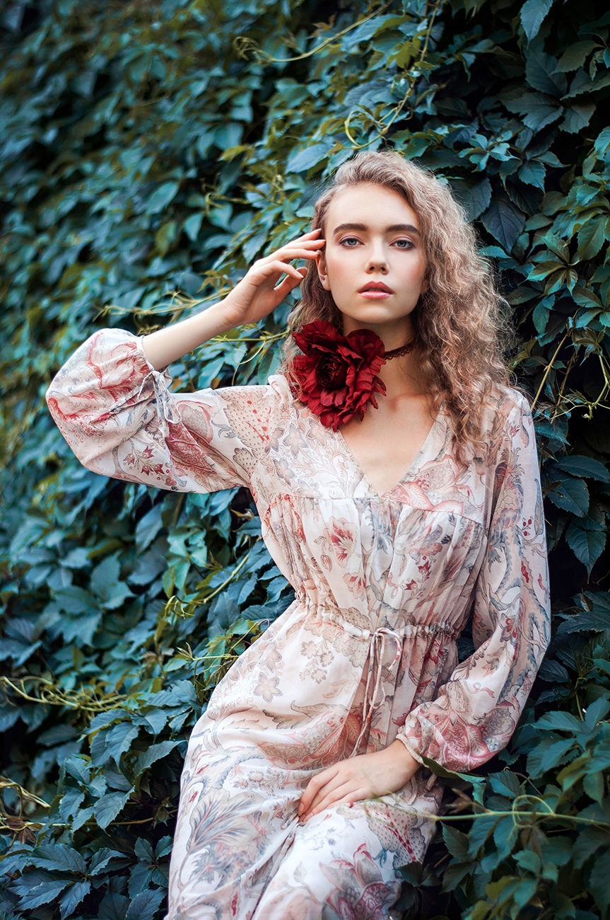 863x1300, 621 Kb / платье, кусты, цветок, блондинка, русая, кудри, мак, vvola