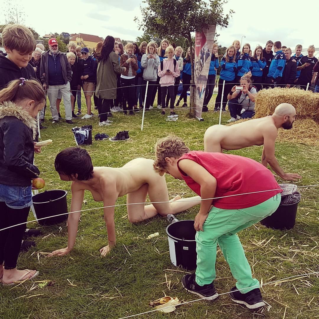 1080x1080, 248 Kb / толпа, солома, ведро, конкурсы интересные