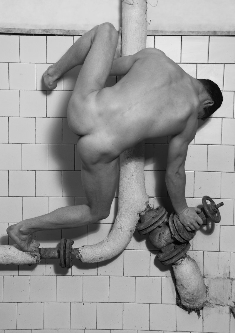 800x1131, 130 Kb / труба, тело, вентиль, ч/б