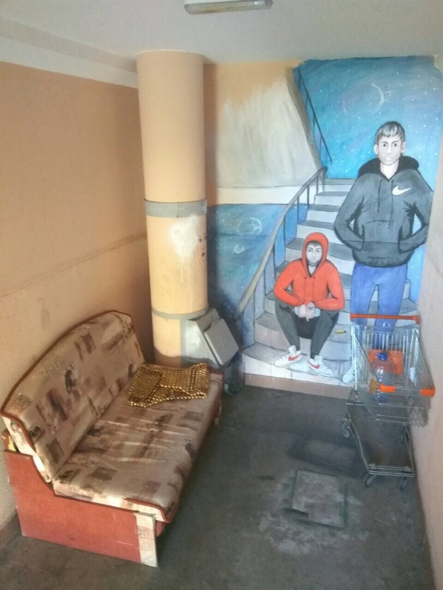 900x1200, 128 Kb / Мусоропровод, граффити, гопники, диван, тележка