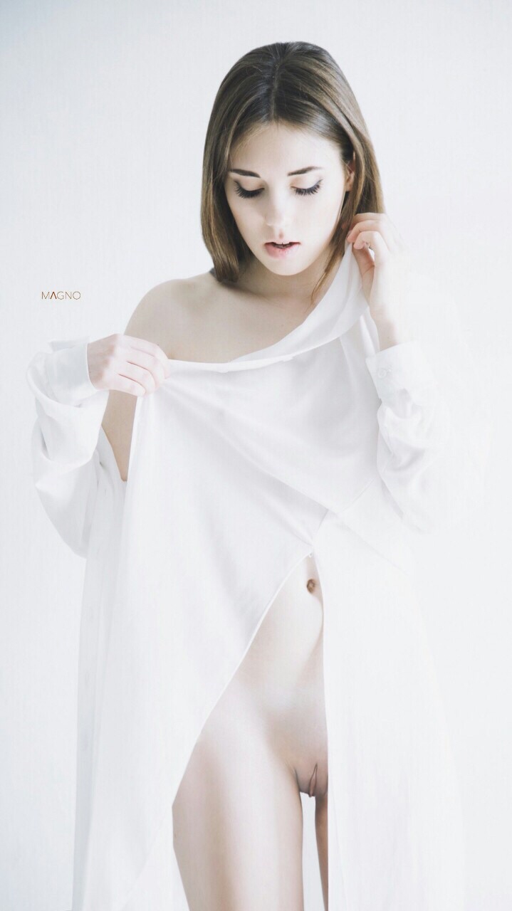 719x1280, 112 Kb / шатенка, белое