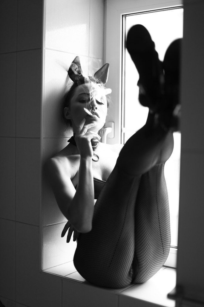 683x1024, 59 Kb / ушки, курит, ноги, плитка, окно, ч/б