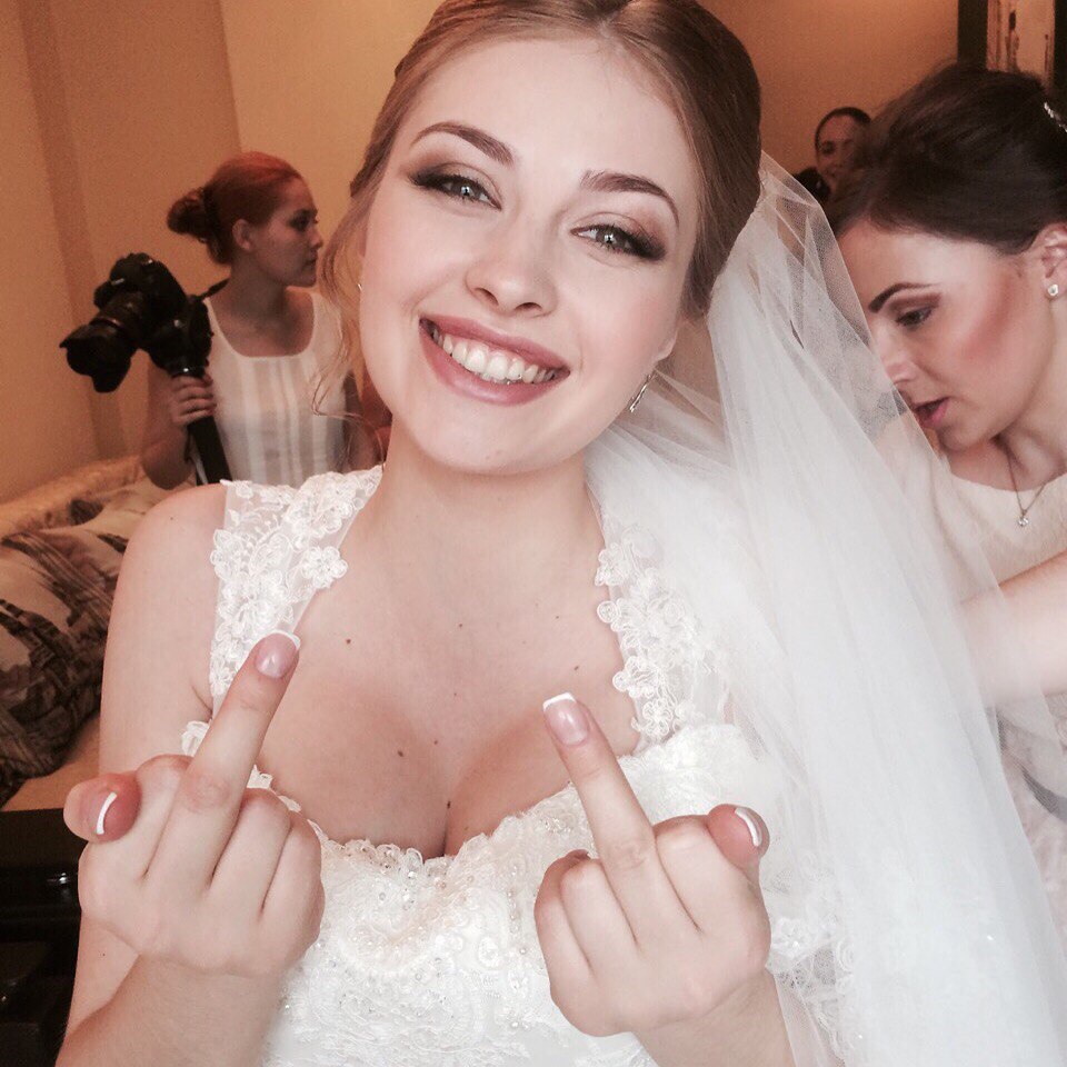 960x960, 143 Kb / невеста, фак, средний палец