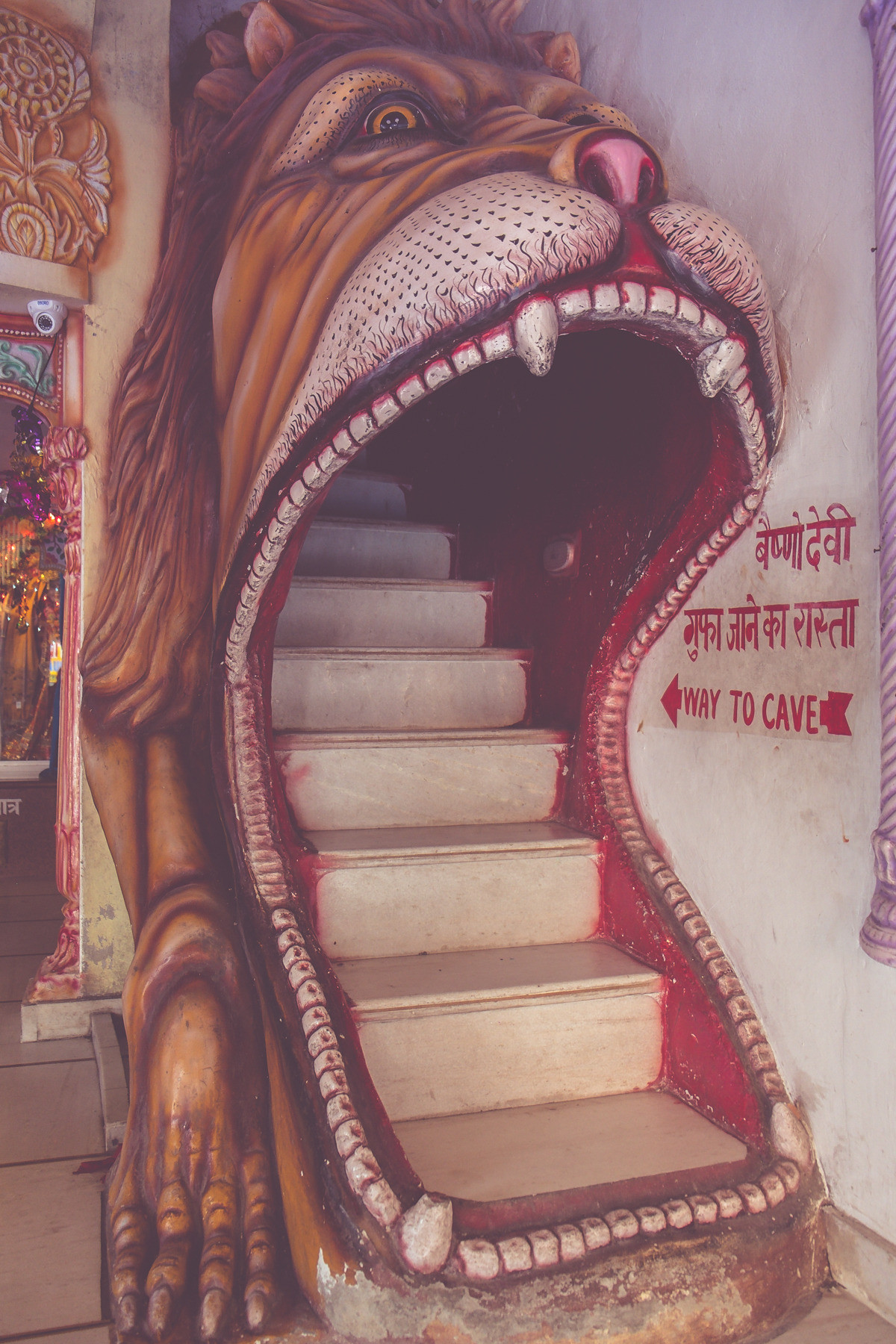 1200x1800, 638 Kb / лев, пасть, лестница, пещера