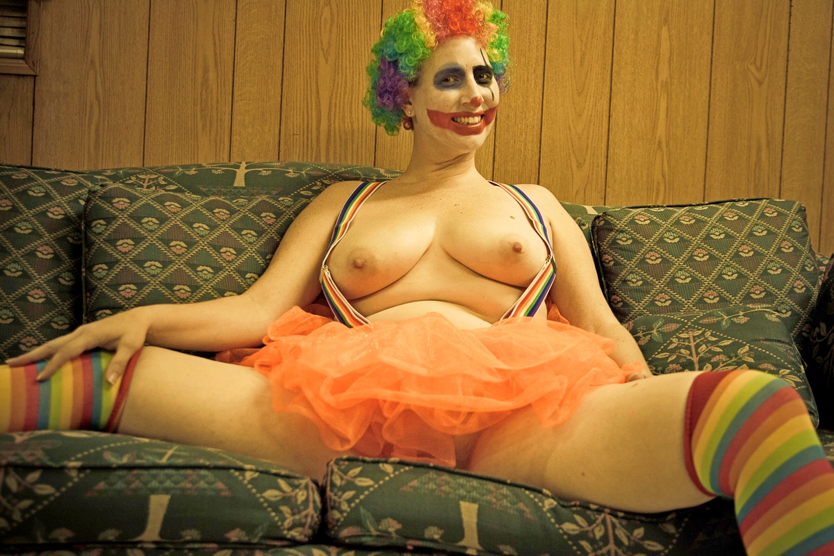 1200x800, 578 Kb / оно, клоун, диван, гетры