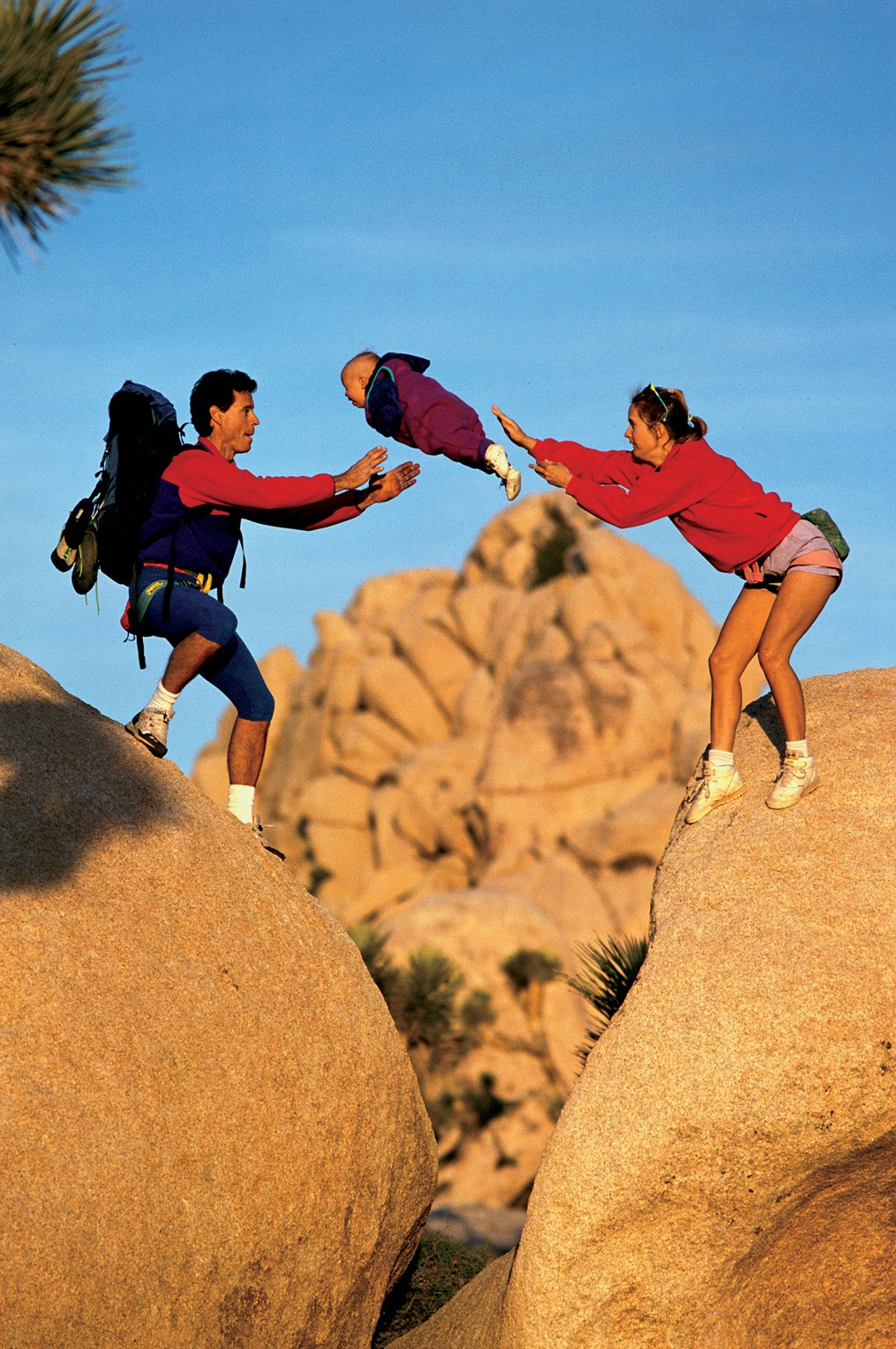 1015x1527, 471 Kb / туристы, альпинисты, поход, ребёнок, бросок, папа, мама, полёт