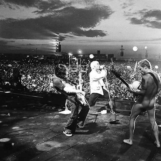 640x640, 98 Kb / RHCP, Red Hot Chili Peppers, Woodstock, Festival, 1999, Вудсток, сцена, голый
