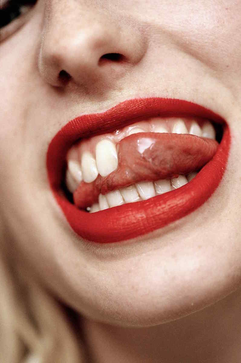 797x1200, 48 Kb / язык, зубы, щербинка, помада, красный, Amanda, Charchian, диастема