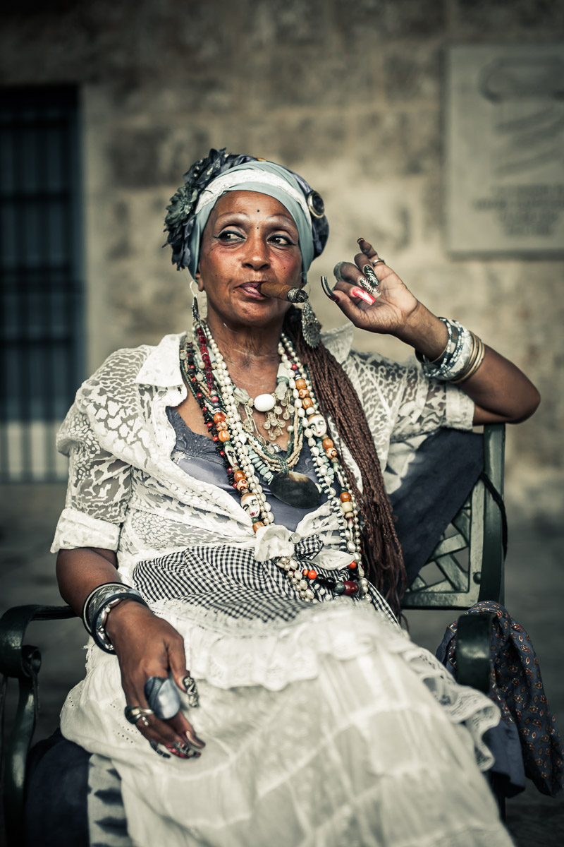 800x1200, 264 Kb / женщина, кубинка, украшения, сигара, ногти, кресло