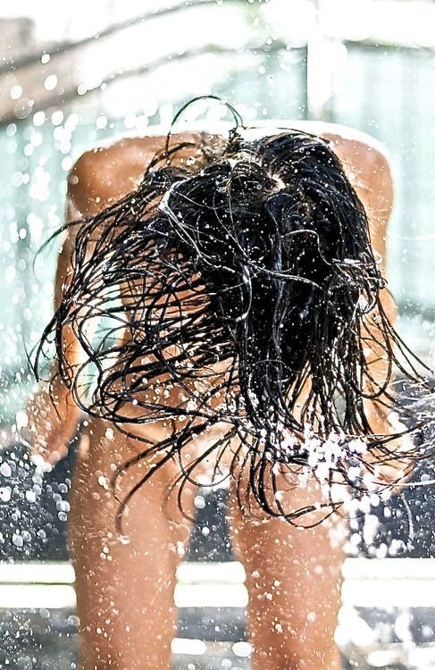 487x750, 112 Kb / брюнетка, брызги, мокрая, голая, волосы