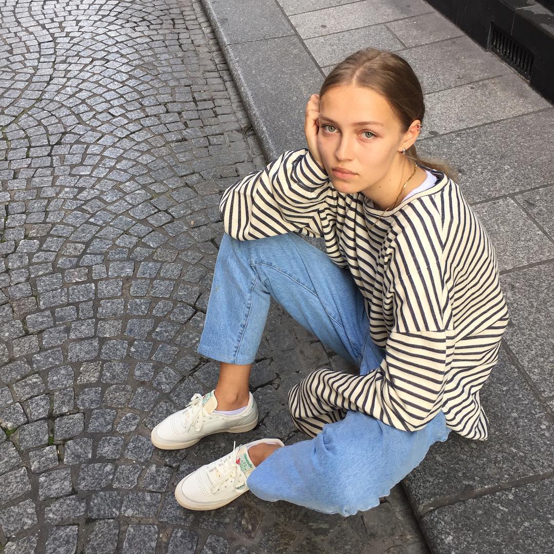 1080x1080, 281 Kb / тельняшка, брусчатка, девушка, джинсы