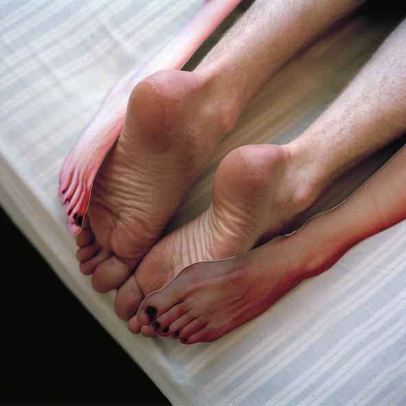 591x591, 223 Kb / Ноги, постель