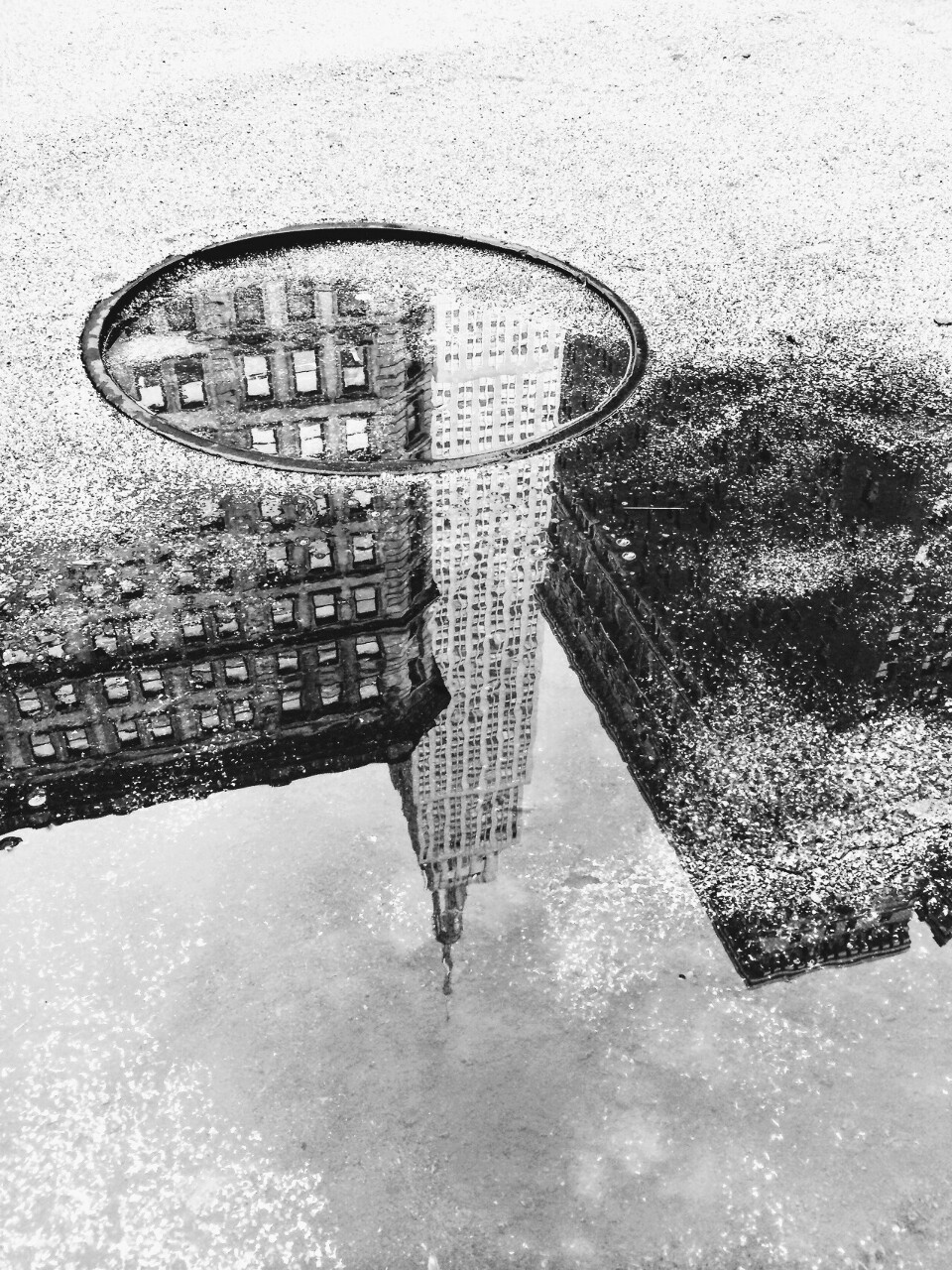 960x1280, 498 Kb / Ч/б, отражение, лужа, колодец