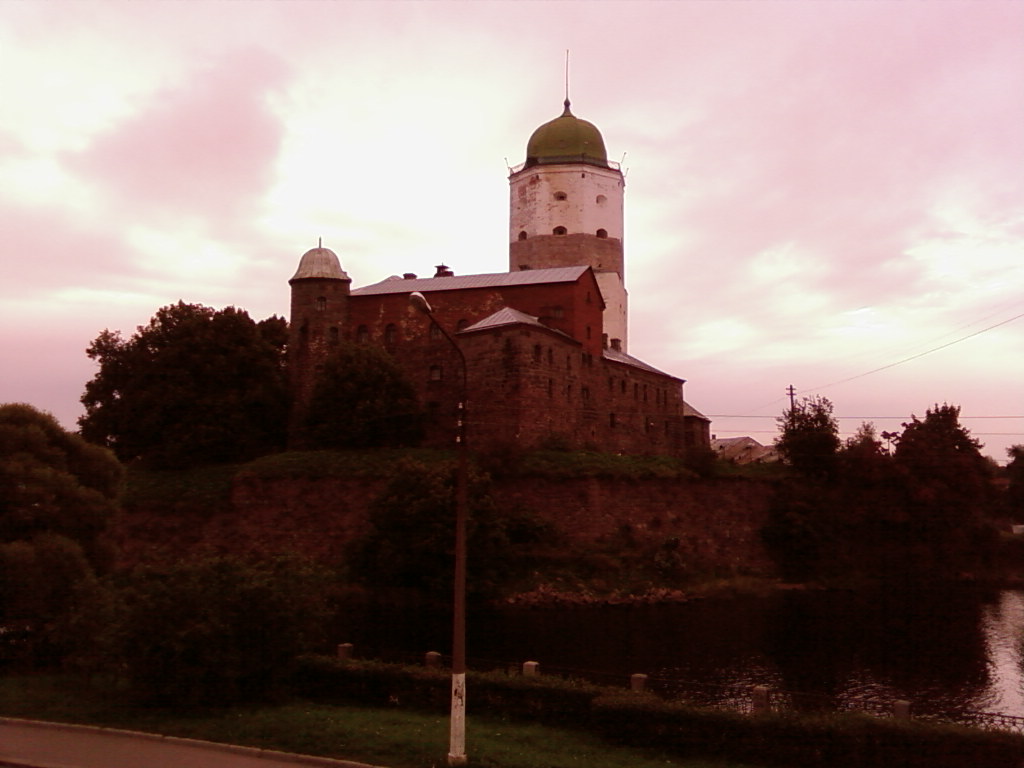 1024x768, 100 Kb / замок, ров, небо, выборг