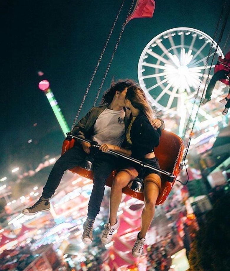 780x919, 193 Kb / карусель, пара, поцелуй