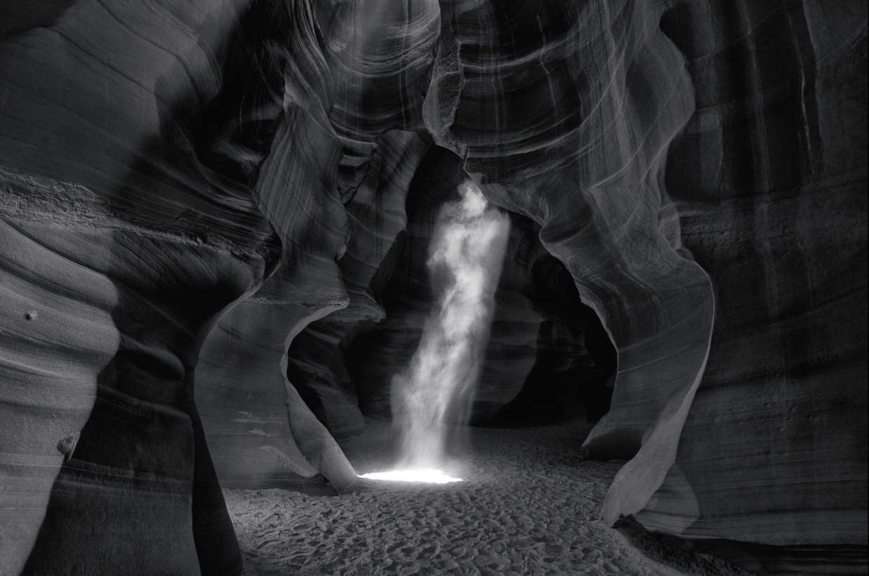 1239x821, 340 Kb / скалы, пещера, солнечный свет, ч/б