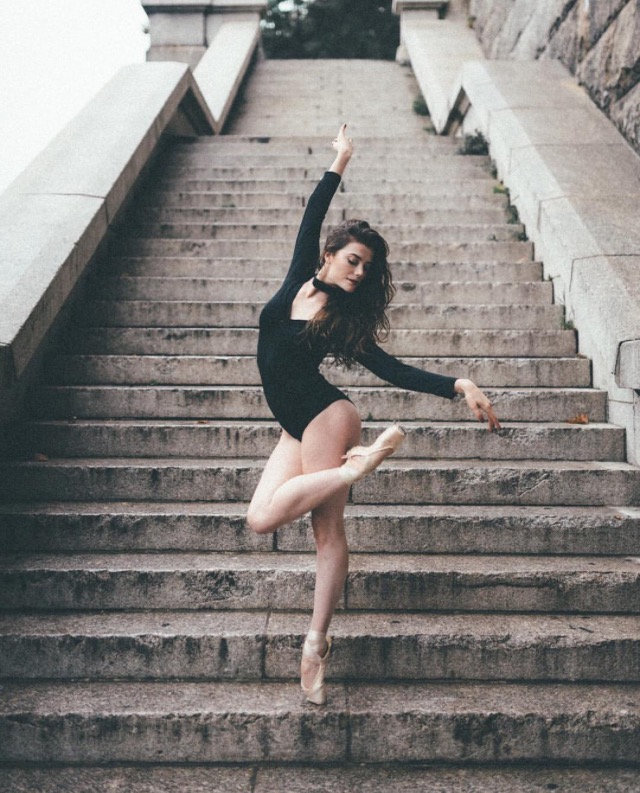 640x793, 160 Kb / балерина, боди, пуанты, лестница
