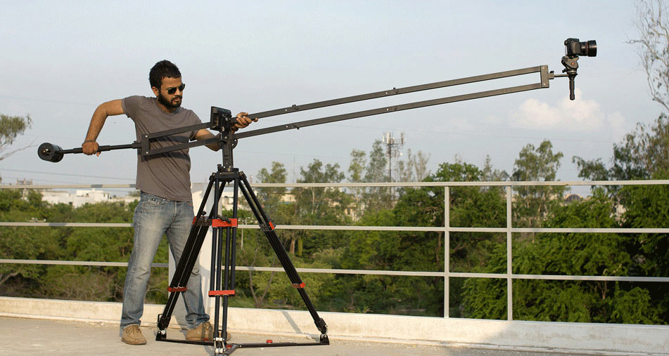 951x507, 111 Kb / Фотограф, штатив, очки, джинсы