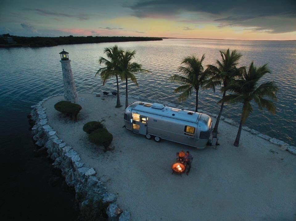 960x718, 133 Kb / маяк, пальмы, костер, остров, закат, огонь