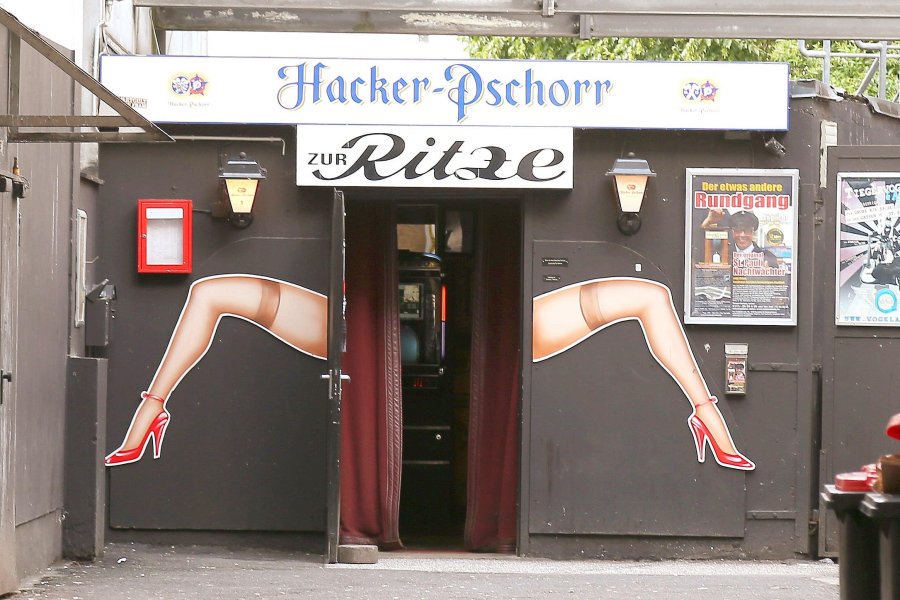 900x600, 110 Kb / пивная, дверь, ноги, чулки, хакер-пшор